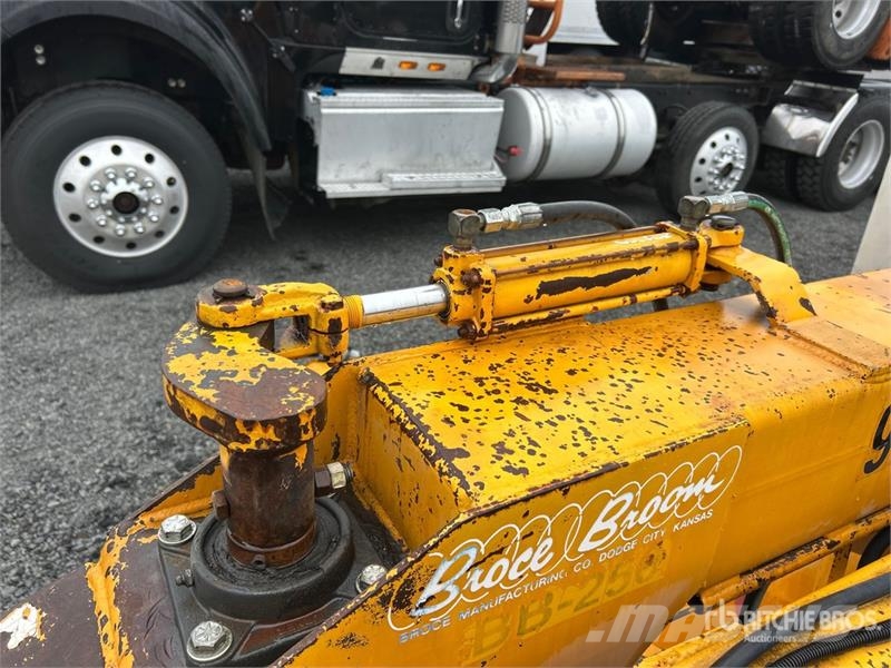 Broce BB250 Self-Propelled Broom Zametacie stroje