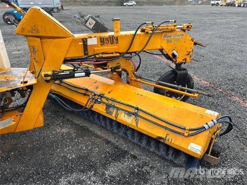 Broce BB250 Self-Propelled Broom Zametacie stroje