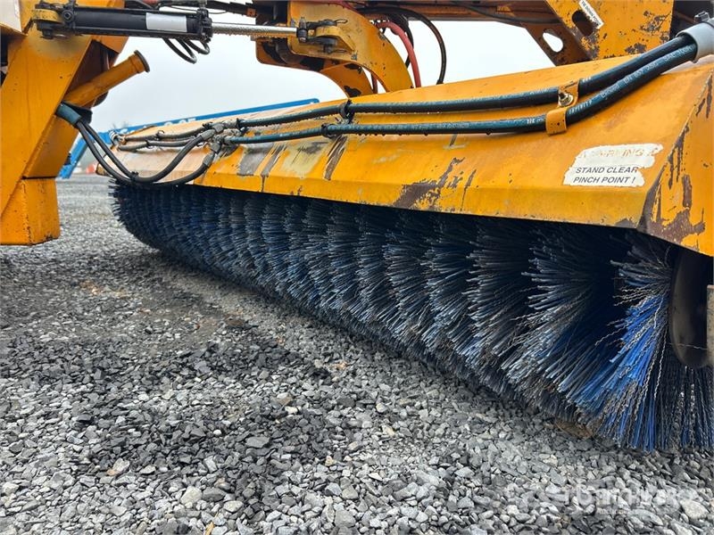 Broce BB250 Self-Propelled Broom Zametacie stroje