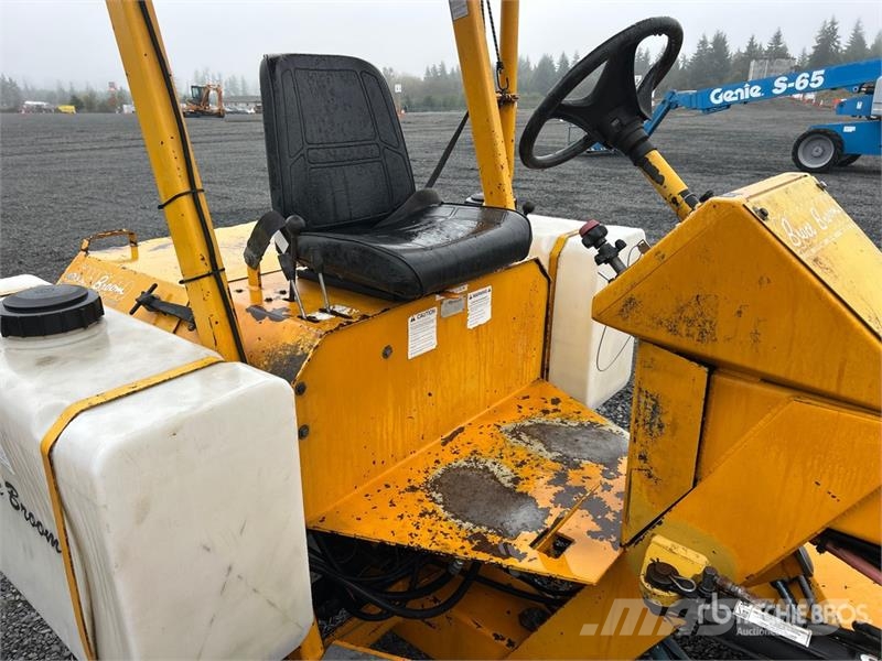 Broce BB250 Self-Propelled Broom Zametacie stroje