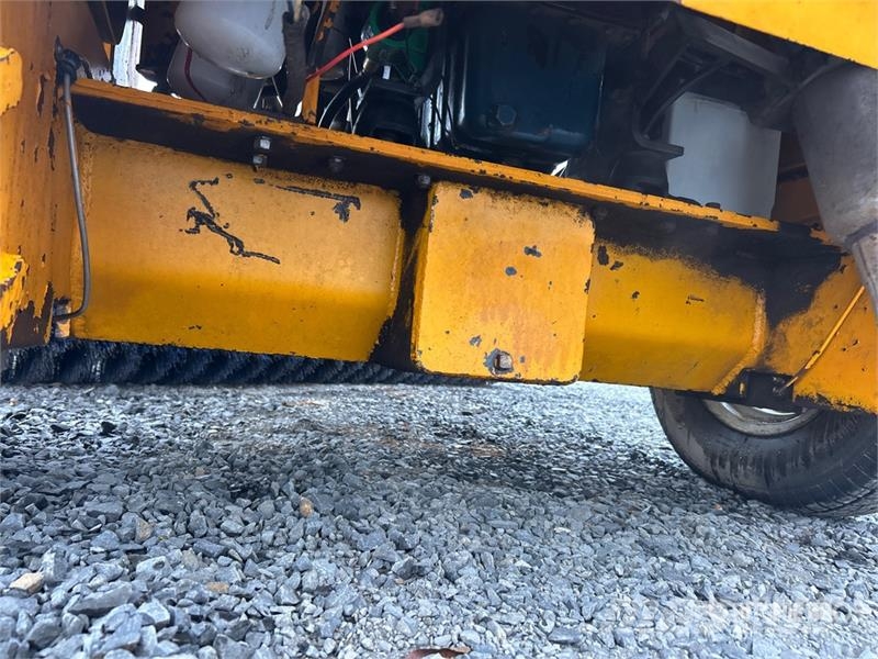 Broce BB250 Self-Propelled Broom Zametacie stroje