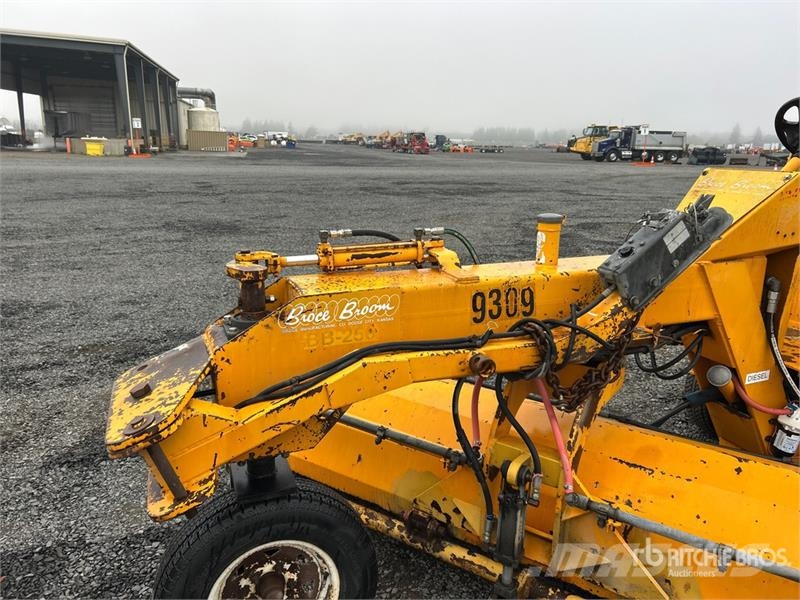 Broce BB250 Self-Propelled Broom Zametacie stroje
