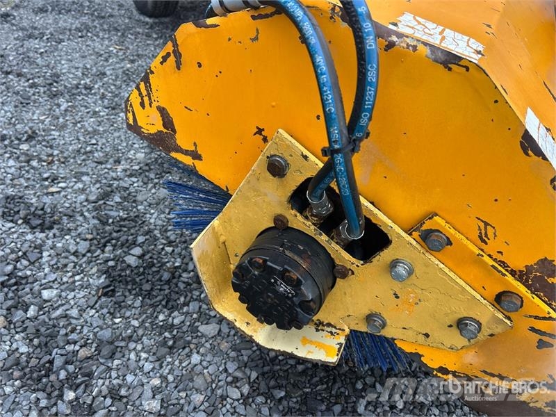 Broce BB250 Self-Propelled Broom Zametacie stroje