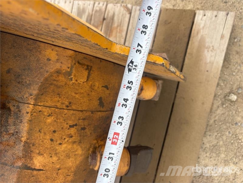 Brown Bear BC283 36 in Mini Skid Steer Mulcher Metsä murskaimet