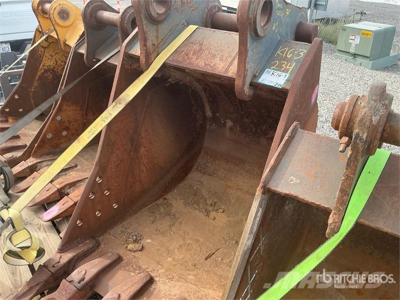 C & P & P 36 in Excavator Bucket - Fits John Deere 鏟斗