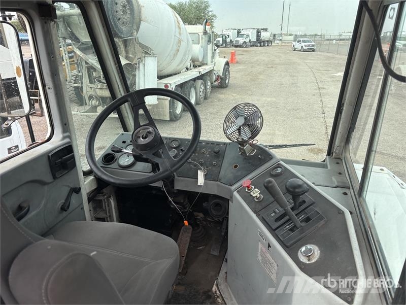CARGOTEC 4x2 Spotter Truck Terminaltrekkers