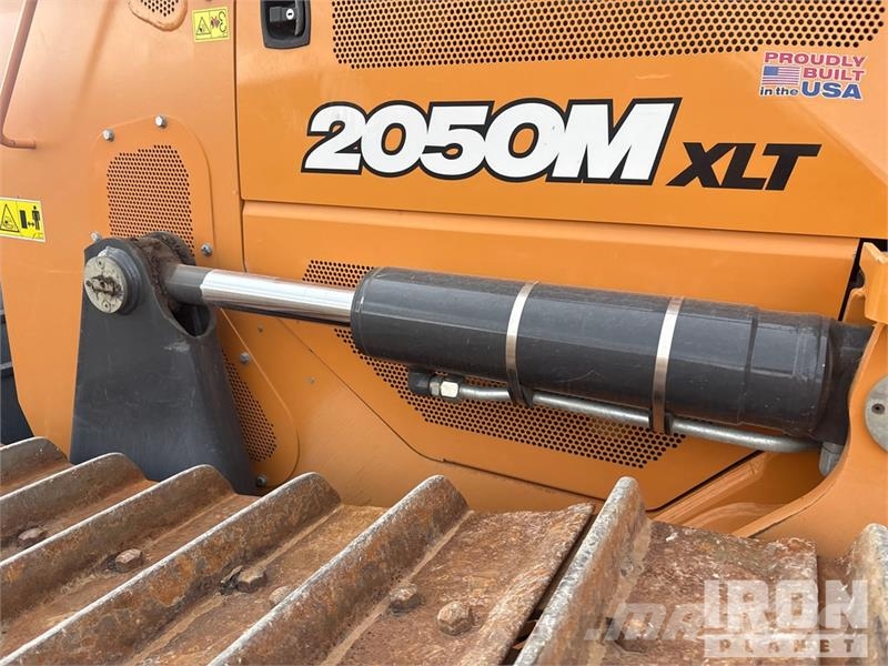 CASE 2050M بلدوزرات مجنزرة