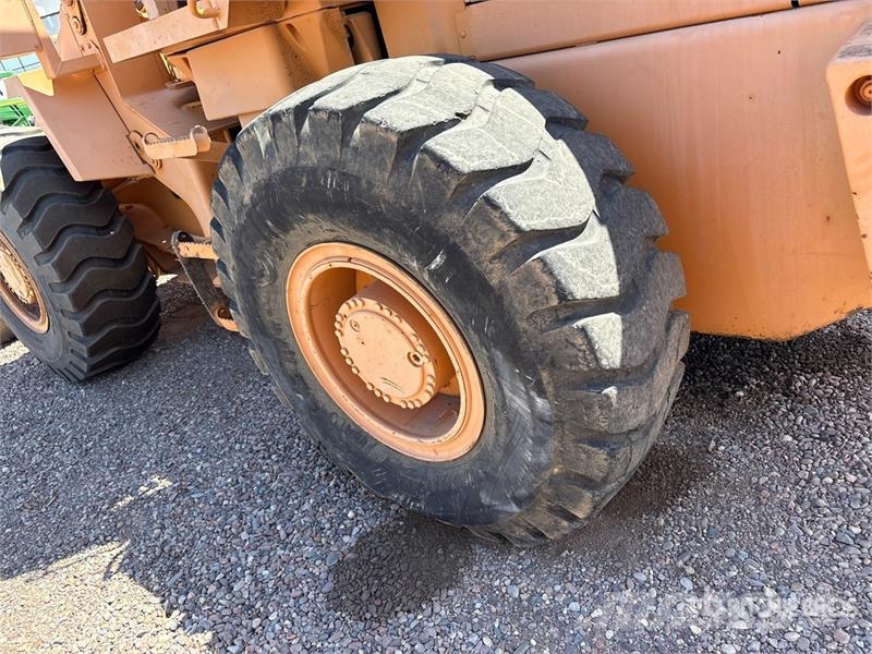 CASE 621B Wheel Loader لوادر بعجل