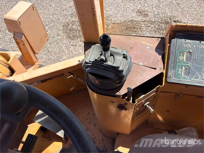 CASE 621B Wheel Loader لوادر بعجل