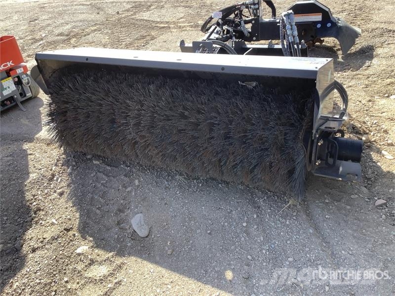 CASE 72 in Skid Steer Broom فرش