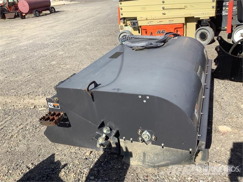 CASE 72 in Skid Steer Broom Metle