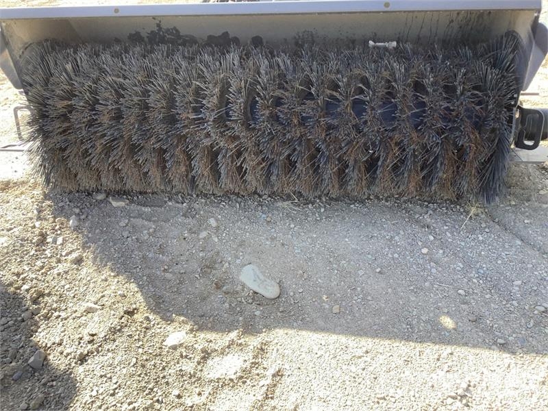 CASE 72 in Skid Steer Broom فرش