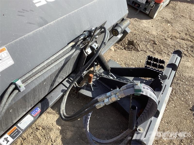 CASE 72 in Skid Steer Broom فرش