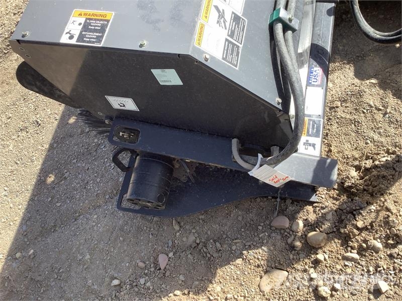 CASE 72 in Skid Steer Broom فرش