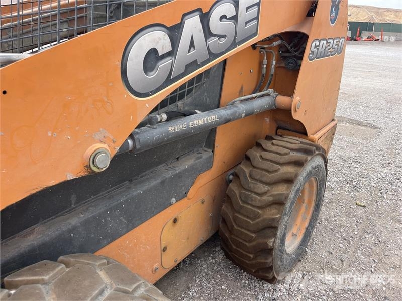 CASE SR250 Мини товарачи
