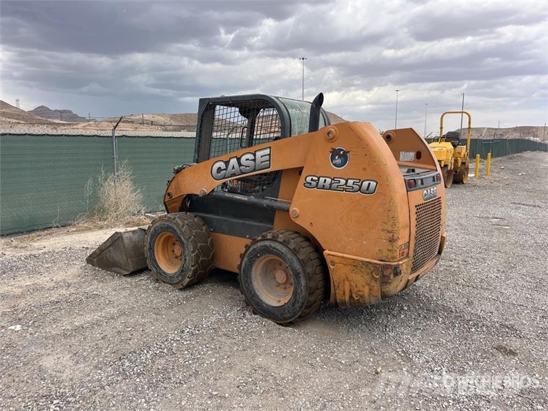 CASE SR250 Мини товарачи
