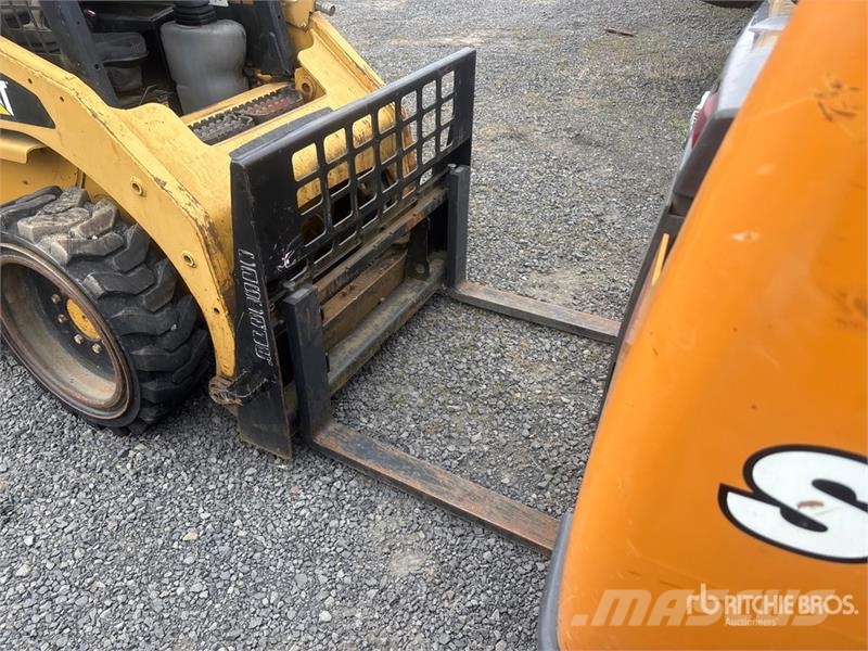 CAT 226B2 Schrankladers