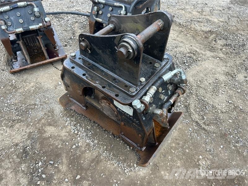 CAT 23 in Plate Compactor Attachment - Fits Cat 420D Placas compactadoras