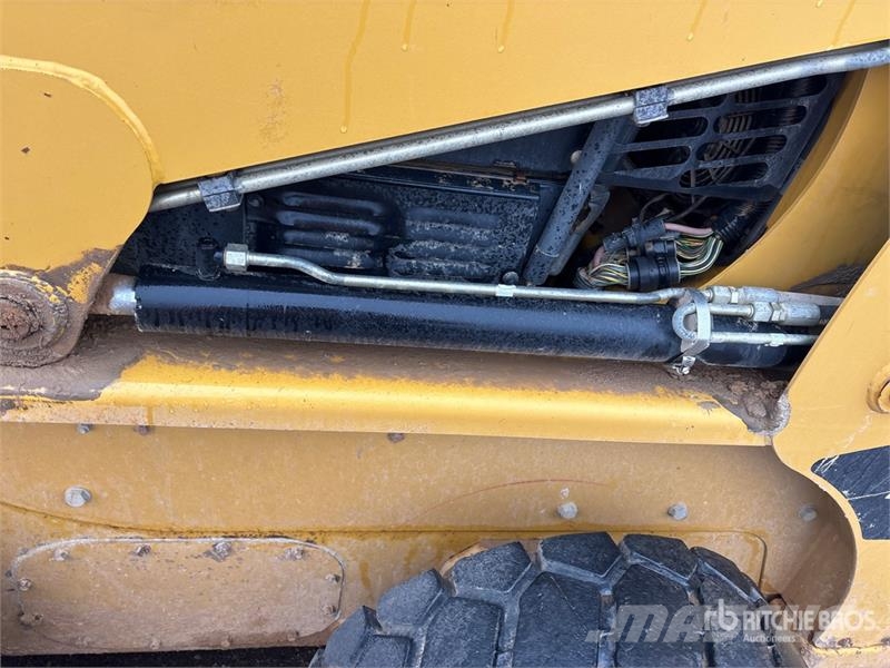 CAT 236B3 Skid Steer Loader Lietoti riteņu kompaktiekrāvēji
