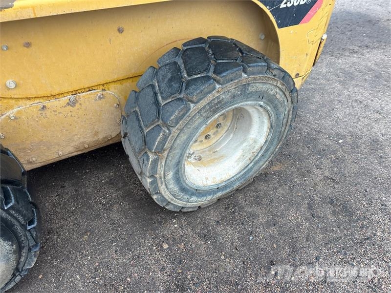 CAT 236B3 Skid Steer Loader Lietoti riteņu kompaktiekrāvēji