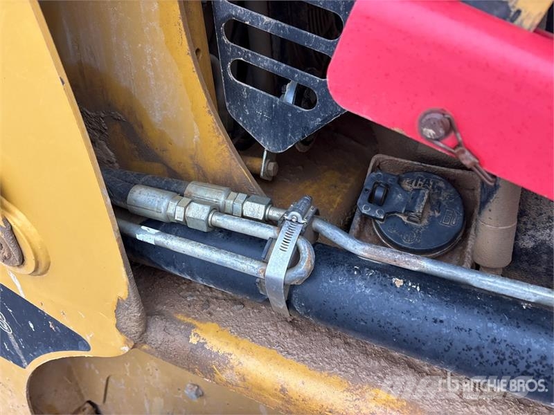 CAT 236B3 Skid Steer Loader Lietoti riteņu kompaktiekrāvēji
