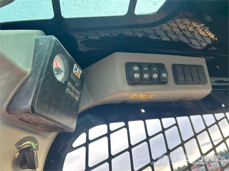 CAT 236D لوادر انزلاقية التوجيه