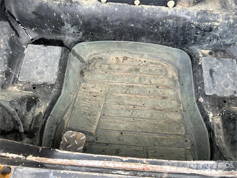 CAT 236D لوادر انزلاقية التوجيه