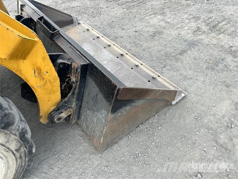 CAT 236D لوادر انزلاقية التوجيه