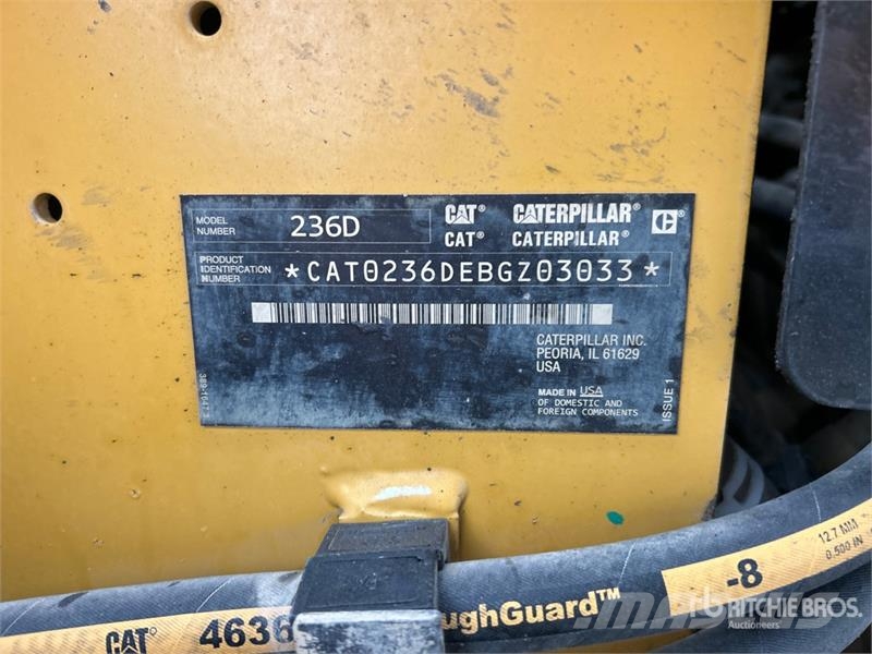 CAT 236D لوادر انزلاقية التوجيه