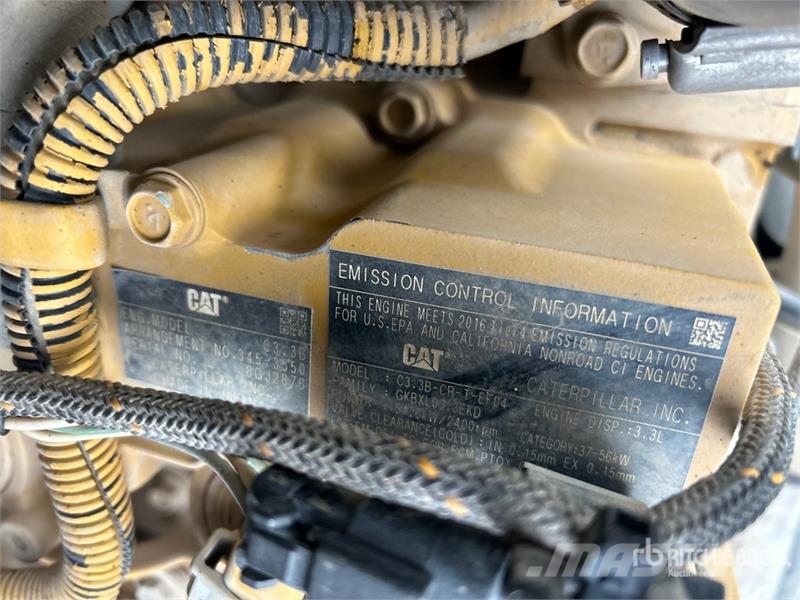 CAT 236D لوادر انزلاقية التوجيه