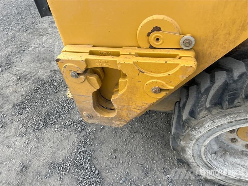 CAT 236D لوادر انزلاقية التوجيه
