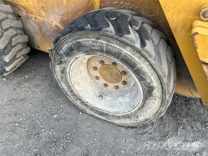 CAT 236D لوادر انزلاقية التوجيه