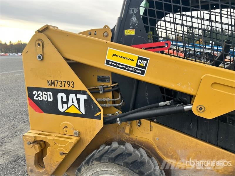 CAT 236D لوادر انزلاقية التوجيه