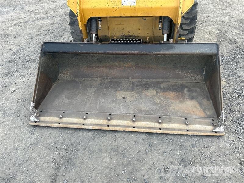 CAT 236D لوادر انزلاقية التوجيه