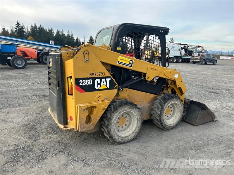 CAT 236D لوادر انزلاقية التوجيه