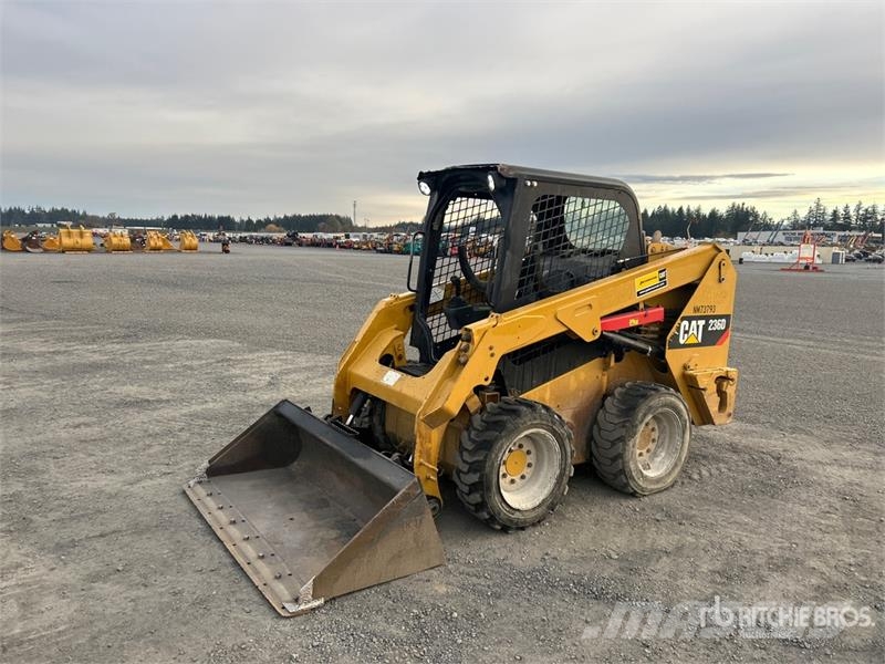 CAT 236D لوادر انزلاقية التوجيه