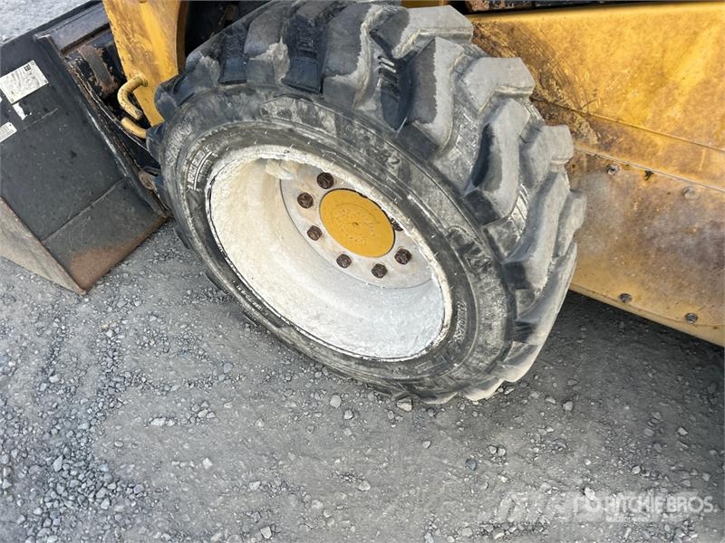 CAT 236D لوادر انزلاقية التوجيه