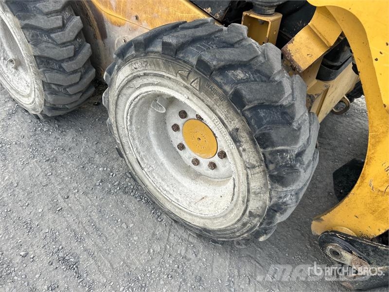 CAT 236D لوادر انزلاقية التوجيه