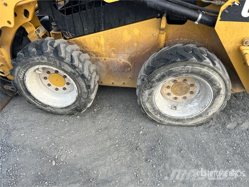 CAT 236D لوادر انزلاقية التوجيه