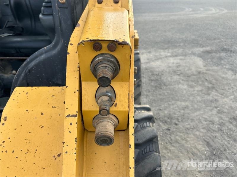 CAT 236D لوادر انزلاقية التوجيه