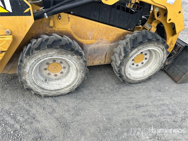 CAT 236D لوادر انزلاقية التوجيه