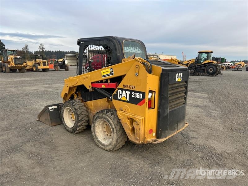 CAT 236D لوادر انزلاقية التوجيه