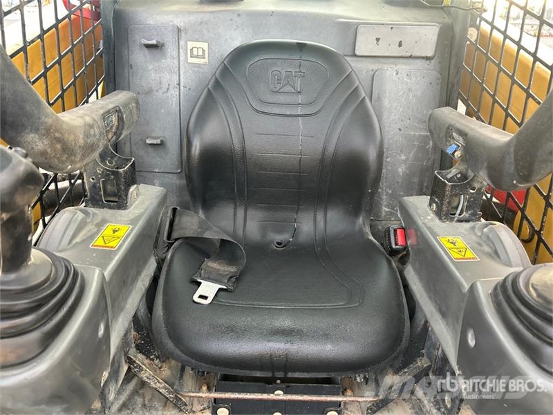 CAT 236D لوادر انزلاقية التوجيه
