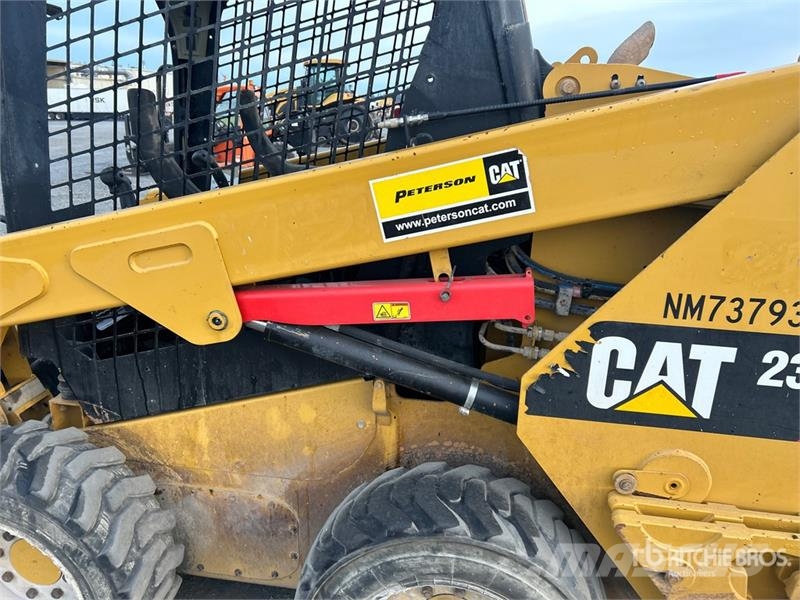 CAT 236D لوادر انزلاقية التوجيه
