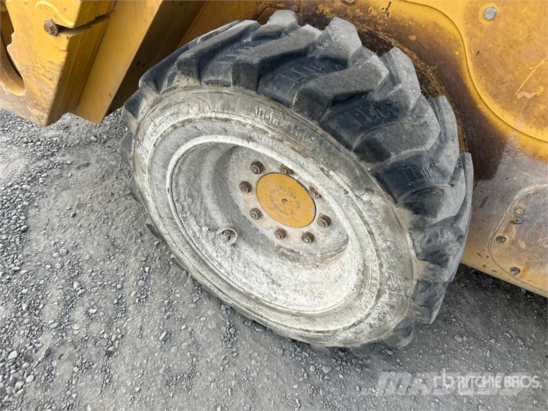 CAT 236D لوادر انزلاقية التوجيه