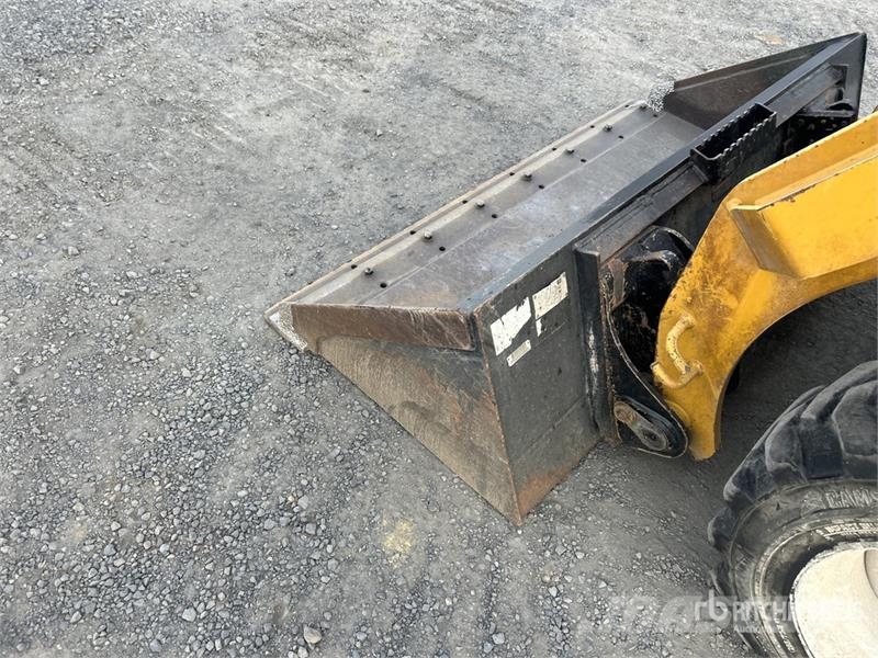 CAT 236D لوادر انزلاقية التوجيه