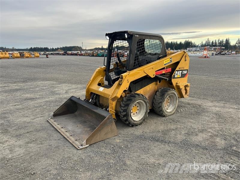 CAT 236D لوادر انزلاقية التوجيه