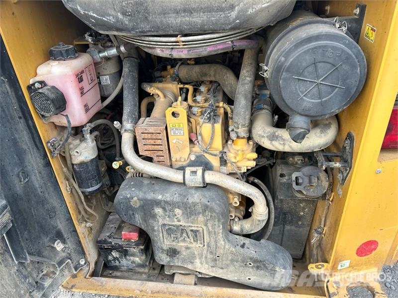 CAT 236D لوادر انزلاقية التوجيه