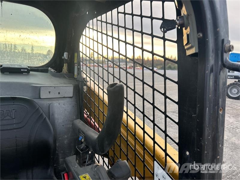 CAT 236D لوادر انزلاقية التوجيه