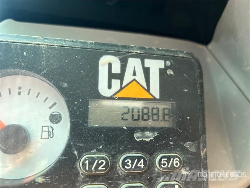 CAT 236D لوادر انزلاقية التوجيه
